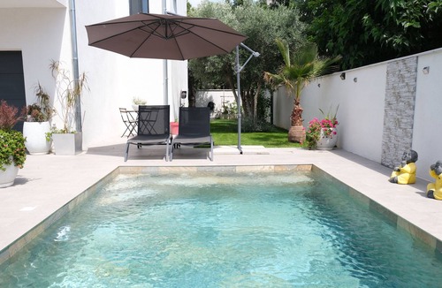 Salon-de-Provence Villa | Jolie Villa Avec Piscine Privée est Située à Environ 1,7