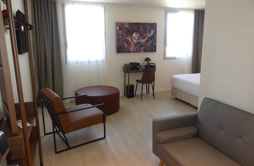 Signes Hotel | Junior Suite w/Breakfast Access Near OK Corral Adventure Park