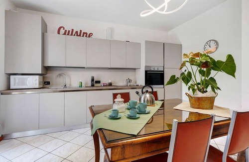 San Benedetto di Lugana Apartment | Katy Lake Lavanda Apartment with Private Terrace, Wi-Fi, and Air Conditioning
