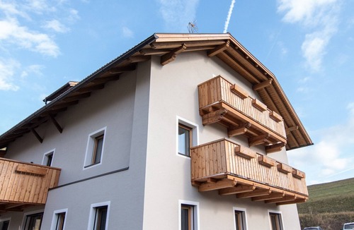 Casola Apartment | Kerschbama Farm Apartment Tondl with Mountain View, Shared Garden and Wi-Fi