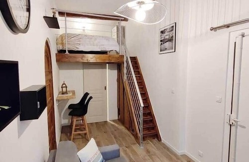 Quartier du Port Apartment | L'Authentique - studio, heart of the Port area, AC