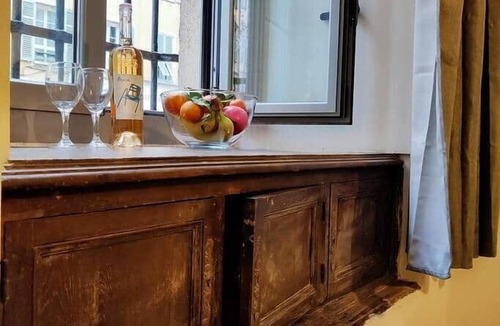 Quartier du Port Apartment | L'Authentique - studio, heart of the Port area, AC