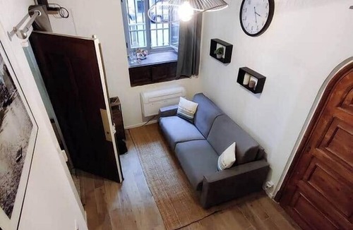 Quartier du Port Apartment | L'Authentique - studio, heart of the Port area, AC