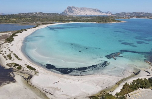 San Teodoro City Centre Apartment | L'Avru Case Vacanze in a good position, consists of apartments in small complexes located just 700 meters from the beach of La Cinta. The apartments are spacious and well furnished, arranged on the ground floor have garden and veranda.Endowed of:- par