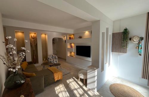 Aigues-Mortes Medieval City House | L Ecrin de Gambetta - Maison cosy intra-muros avec parking inclus