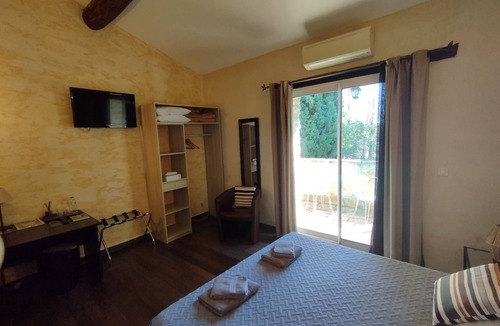 Saint-Genies-de-Malgoires Hotel | L'Esquielle