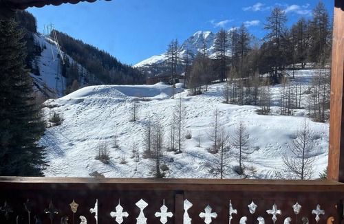 Les Claux Apartment | L'Hermitage, Lorès residence in Vars les Claux, close to the slopes.