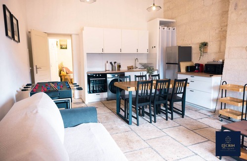 Beaucaire Apartment | ✦ L'Instant Retrouvé ✦ Cathedral Ceiling & Premium