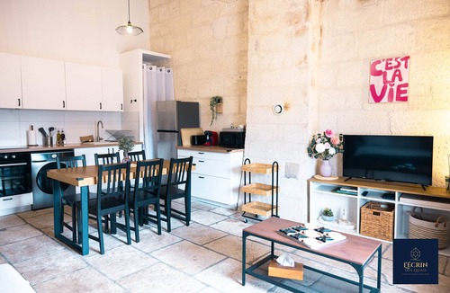 Beaucaire Apartment | ✦ L'Instant Retrouvé ✦ Cathedral Ceiling & Premium