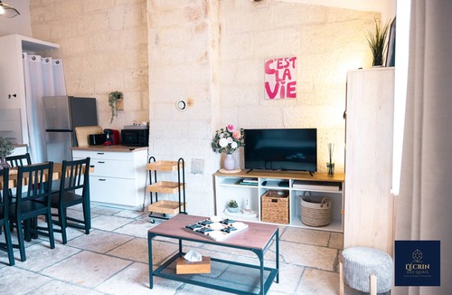 Beaucaire Apartment | ✦ L'Instant Retrouvé ✦ Cathedral Ceiling & Premium