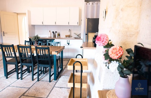 Beaucaire Apartment | ✦ L'Instant Retrouvé ✦ Cathedral Ceiling & Premium