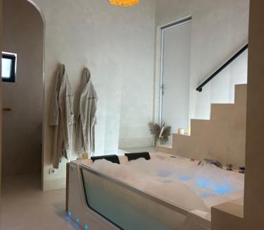 Grans Apartment | L'Olivier Secret, Suite et Spa Romantique