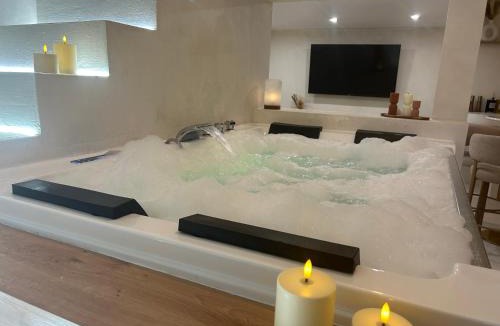 Grans Apartment | L'Olivier Secret, Suite et Spa Romantique