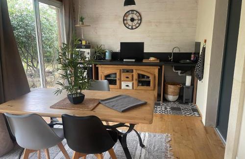 Les 3 Ponts Bed & Breakfast | La Chambre Haute, spa et jardin extérieur à Nîmes