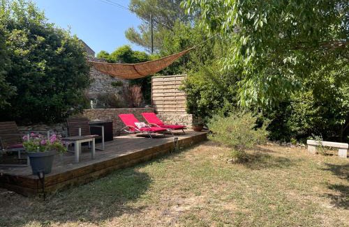 Les 3 Ponts Bed & Breakfast | La Chambre Haute, spa et jardin extérieur à Nîmes