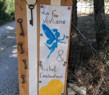 Robion Bed & Breakfast | la fée viviane et michel l'enchanteur