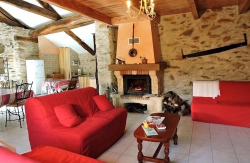 Montredon-Labessonnie Cottage | La Fenial, a spacious stone cottage, accessible to people with disabilities, with air conditioning, nestled in the heart of nature