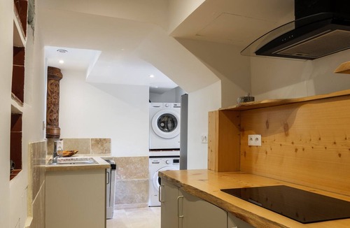 Tourrettes-sur-Loup Apartment | LA FONTAINE – Peaceful retreat in medieval Tourrettes-sur-Loup