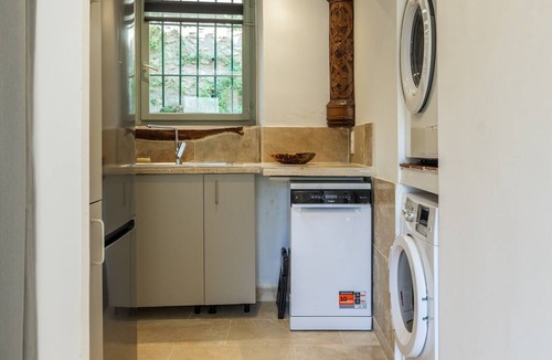 Tourrettes-sur-Loup Apartment | LA FONTAINE – Peaceful retreat in medieval Tourrettes-sur-Loup
