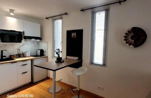 Istres Apartment | La Maison de Brigitte climatisée très bien placée tous commerces, en centre ville, Au choix 2 appartements 60 m2 pour 2 à 5 personnes ou studio 20 m2 pour 2 personnes max