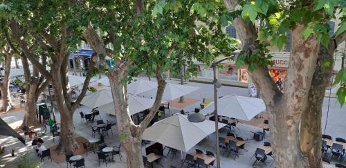 Istres Apartment | La Maison de Brigitte climatisée très bien placée tous commerces, en centre ville, Au choix 2 appartements 60 m2 pour 2 à 5 personnes ou studio 20 m2 pour 2 personnes max