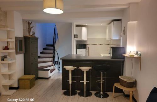 Istres Apartment | La Maison de Brigitte climatisée très bien placée tous commerces, en centre ville, Au choix 2 appartements 60 m2 pour 2 à 5 personnes ou studio 20 m2 pour 2 personnes max