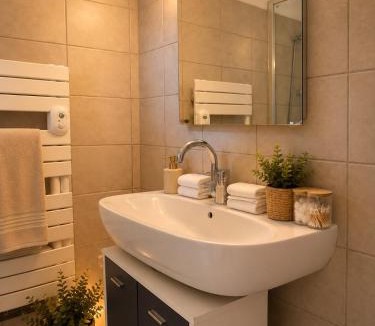 Faubourg Apartment | La maison du Voyageur - Centre Nîmes - climatisé - familial