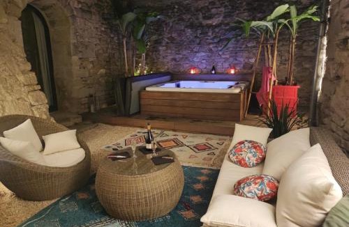 Saint-Quentin-la-Poterie Bed & Breakfast | La Maison D'Aimé - Demeure de caractère du XIIe siècle