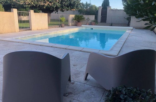 Senas Apartment | La Maisonnette de Line located between Alpilles and Lubéron.