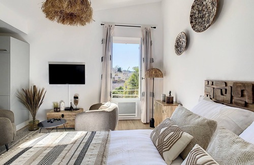 Saint-Tropez City Centre Apartment | LA PAPILLON ST TROPEZ LUXURY STUDIO IN THE HEART OF THE VILLAGE