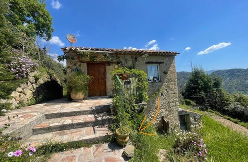 Coaraze House | La petite bergerie dans la prairie