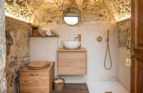 Coaraze House | La petite bergerie dans la prairie