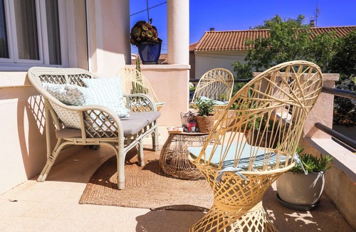 Istres Cottage | LA RÊVEUSE - Villa Paula - charming gîte in Provence - exterior & jacuzzi
