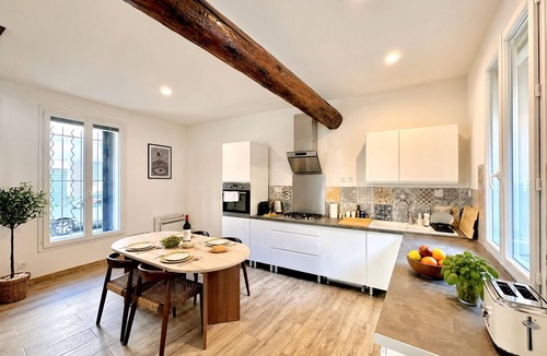 Cadereau House | La Romaine, 2 guests, city centre, king-size bed