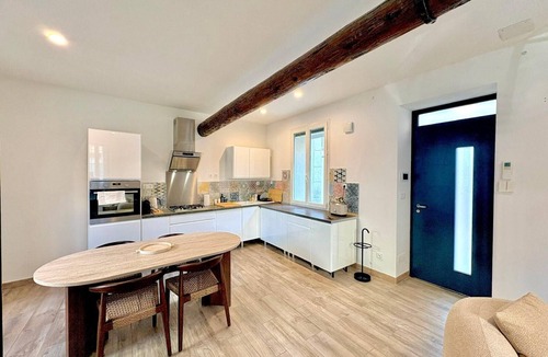 Cadereau House | La Romaine, 2 guests, city centre, king-size bed