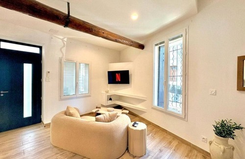 Cadereau House | La Romaine, 2 guests, city centre, king-size bed