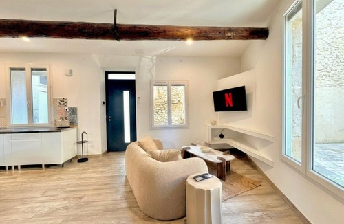 Cadereau House | La Romaine, 2 guests, city centre, king-size bed