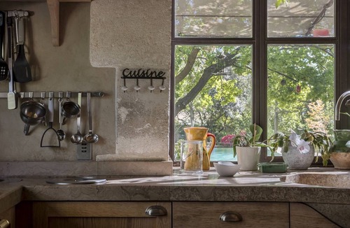 Lambesc House | Lambesc – A stone-built property with a swimming pool and a jacuzzi – Sleeps 14