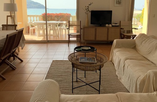 Les Lecques Apartment | Large 4 bedroom apartment on the beach sea view with Garden