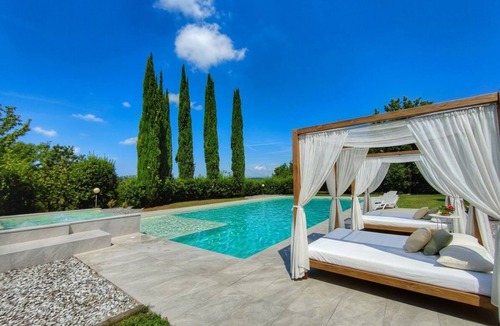 Fucecchio Villa | Large and beautiful villa with swimming pool in the Tuscan hills