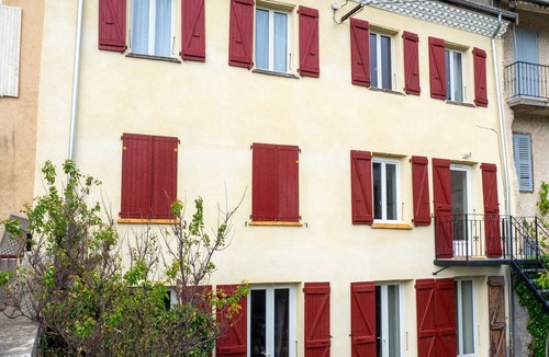 Embrun House | Large apartment on the 2nd floor in a townhouse