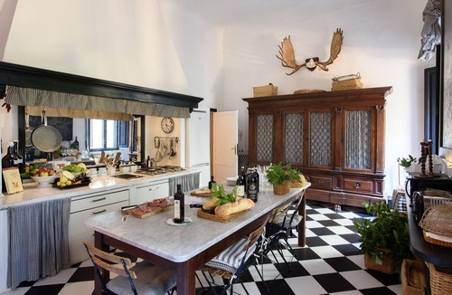 Lilliano Villa | Large beautiful villa in Tuscan Hills of Chianti, Stunning gardens w large pool