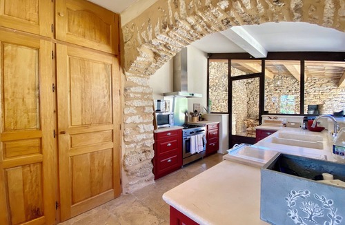 Bonnieux Other | Large farmhouse in Bonnieux, with a fenced-in pool and air conditioning