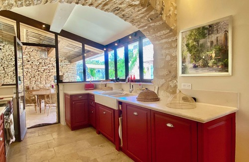 Bonnieux Other | Large farmhouse in Bonnieux, with a fenced-in pool and air conditioning