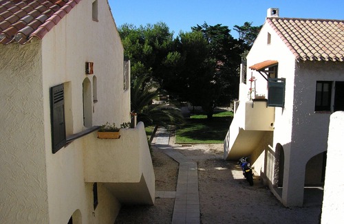 Sausset-les-Pins House | Large studio with terrace and enclosed parking lot with 160 cm bed