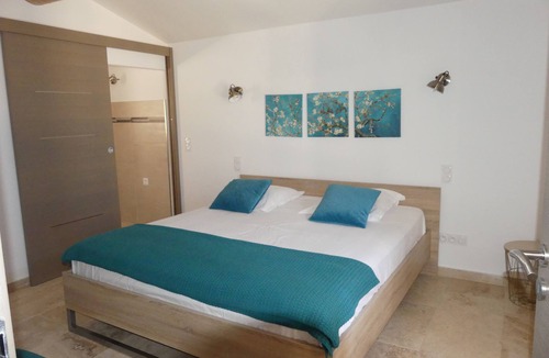 Cucuron House | Le Cabanon, in the cherry trees