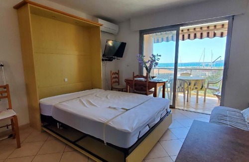 Frejus Port Apartment | LE CAPITOLE Vue mer Studio cabine 27m2 les pieds dans leau 2 adultes 2 enfants clim et garage