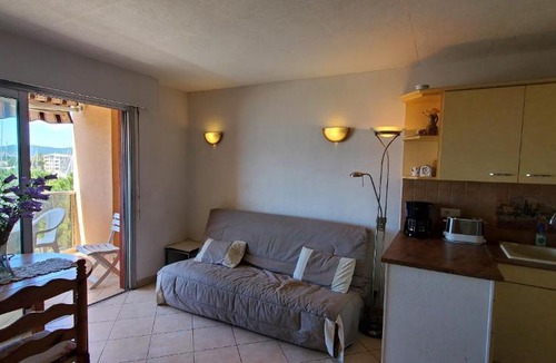 Frejus Port Apartment | LE CAPITOLE Vue mer Studio cabine 27m2 les pieds dans leau 2 adultes 2 enfants clim et garage