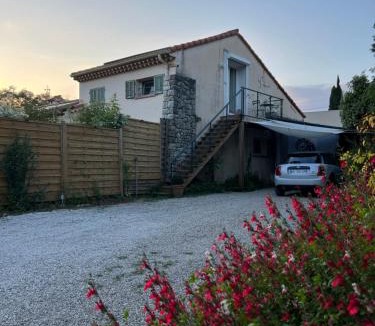 Mougins Apartment | Le Carré Vert - superbe T2 au coeur de Mougins, clim, parking privé, piscine privative sur réservation