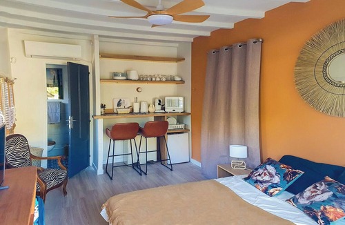 Les Lecques Bed & Breakfast | Le Goëland, bed and breakfast near the beach, with a garden, breakfast, kitchenette, and pool